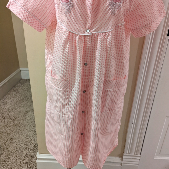 Lati Fashion pink with floral embroidery nightgown/housecoat size XL - Picture 5 of 8